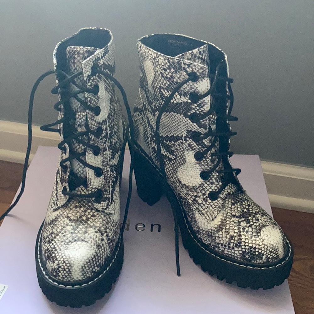 Madden Girl Archie Lug Booties
